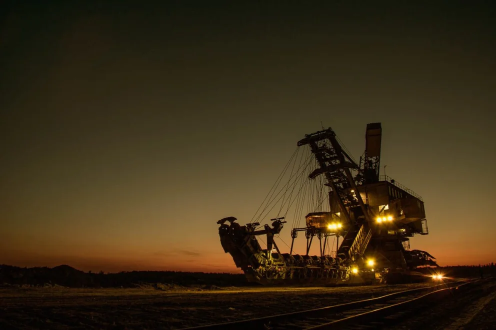 mining-excavator-1736289_c