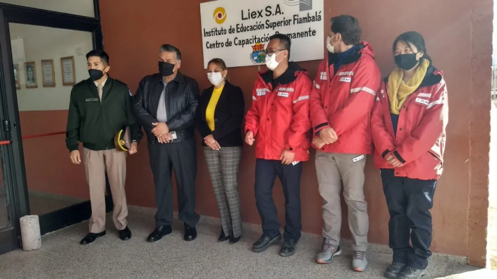 convenio_entre_el_ies_fiambala_y_la_empresa_minera_zi_jing_sa__liex_sa_para_capacitar_alumnos2