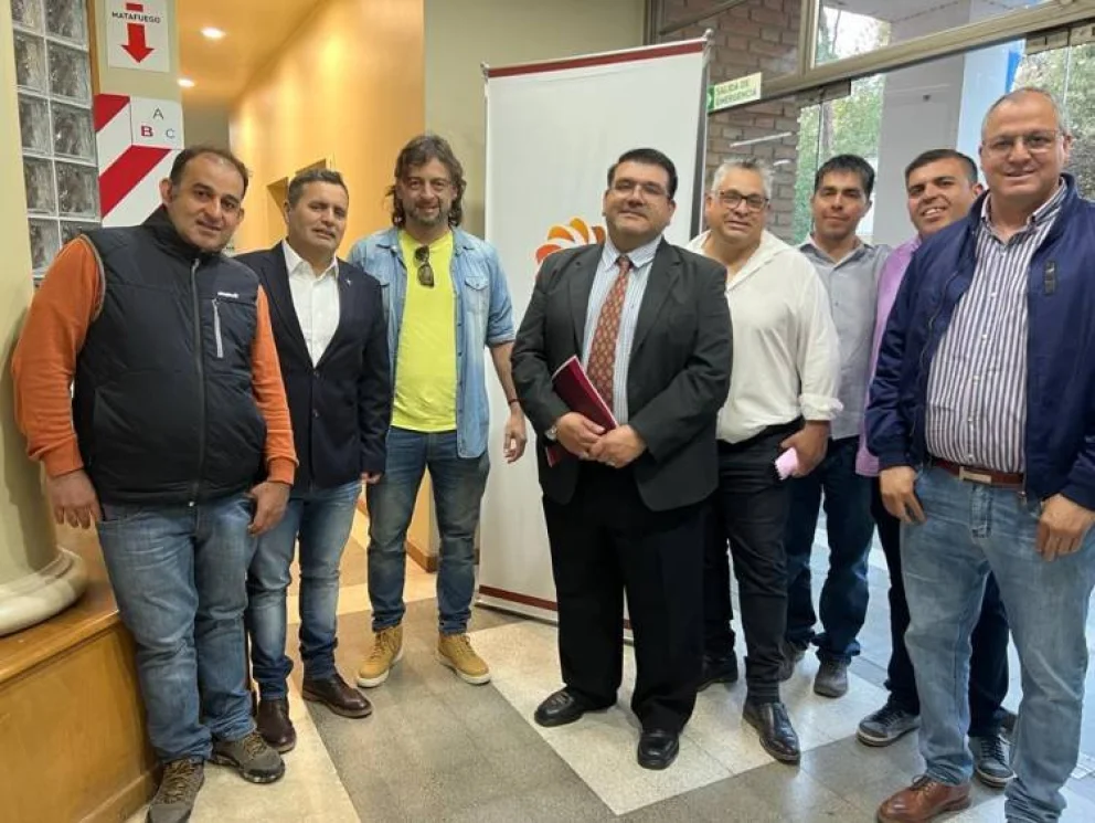 image_750x_651256f219d7e