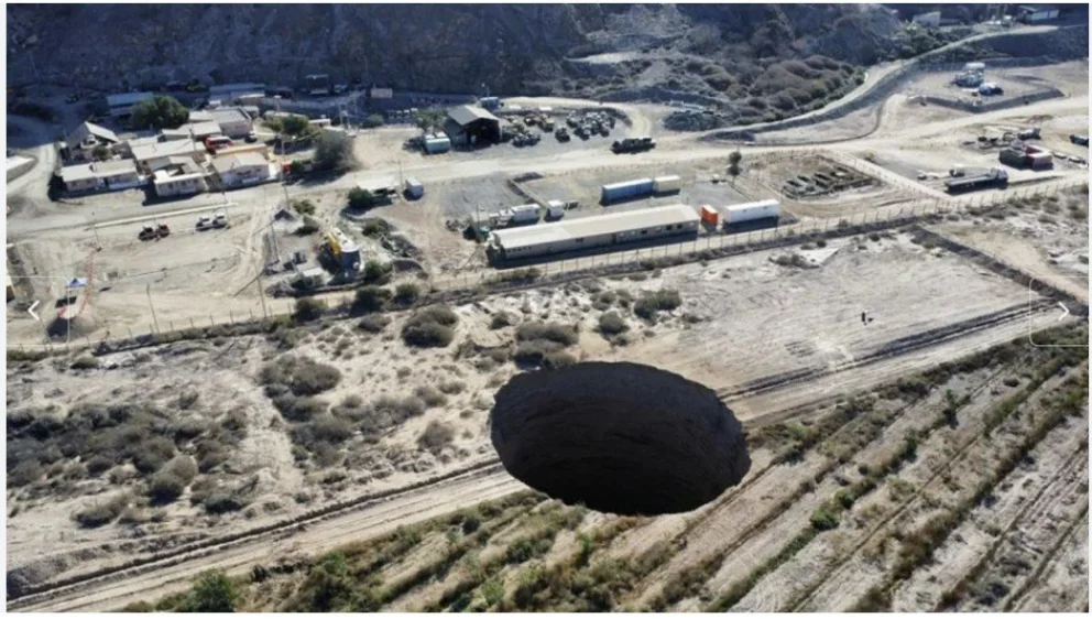 Esta foto fue tomada a días de que apareciera el socavón en la mina de Lundin en Chile. Se puede ver que las instalaciones mineras estan a un costado del socavón.