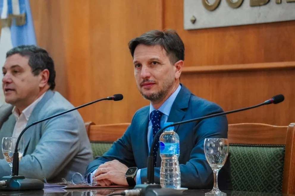 A la derecha el ministro de Minería de la Provincia de San Juan, Juan Pablo Perea