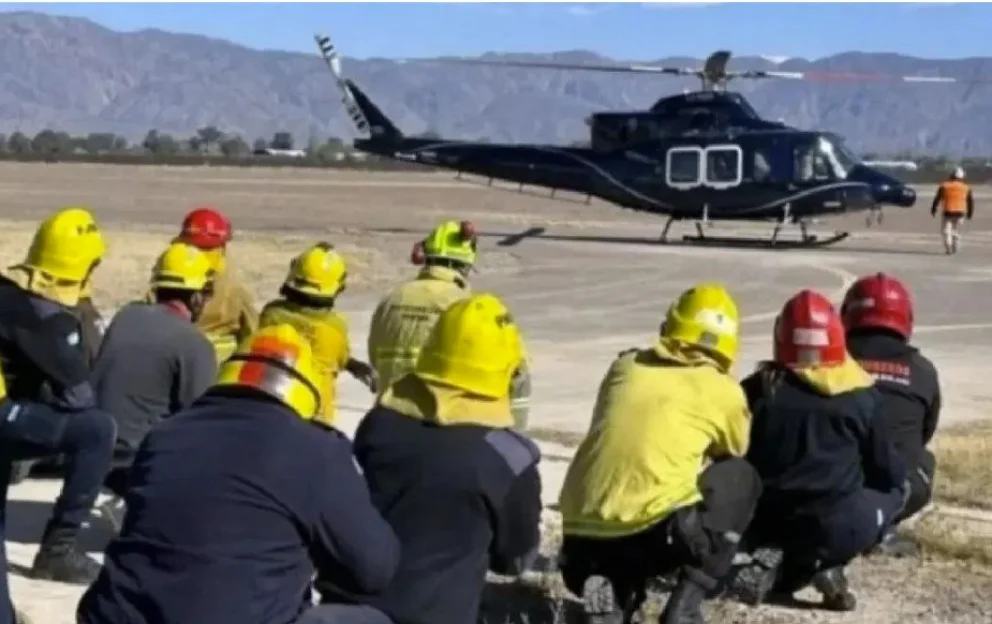 Este fue el helicóptero un dia antes del accidente, cuando practicaba con bomberos de San Juan y de otras provincias