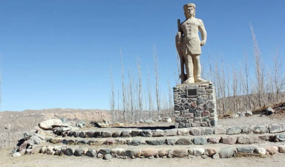 Estatua que recuerda al cacique huarpe Pismanta en Iglesia. Al igual que él, en la tierra del oro y del cobre, se multiplican las candidaturas por mas que no hayan fecha de elecciones