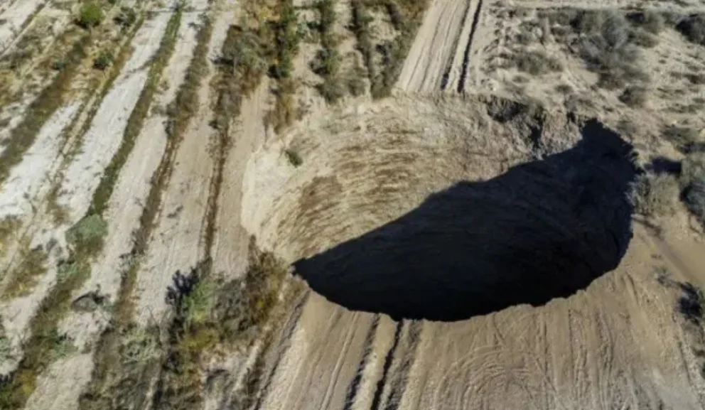 Socavón que dejo una mina de Lundin Mining en Tierra Amarilla, Chile. 