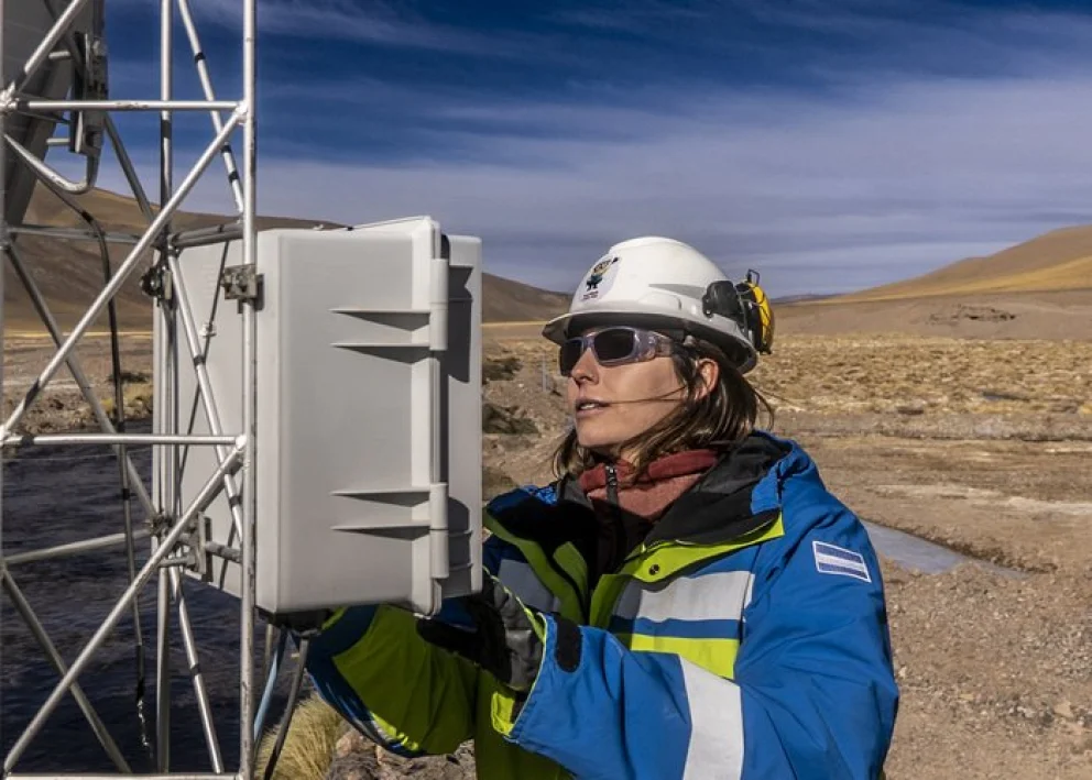 Una trabajadora realiza tareas de monitoreo ambiental en la zona cordillerana donde se desarrolla Vicuña. Foto: Reporte de Sostenibilidad 2025 de Vicuña.