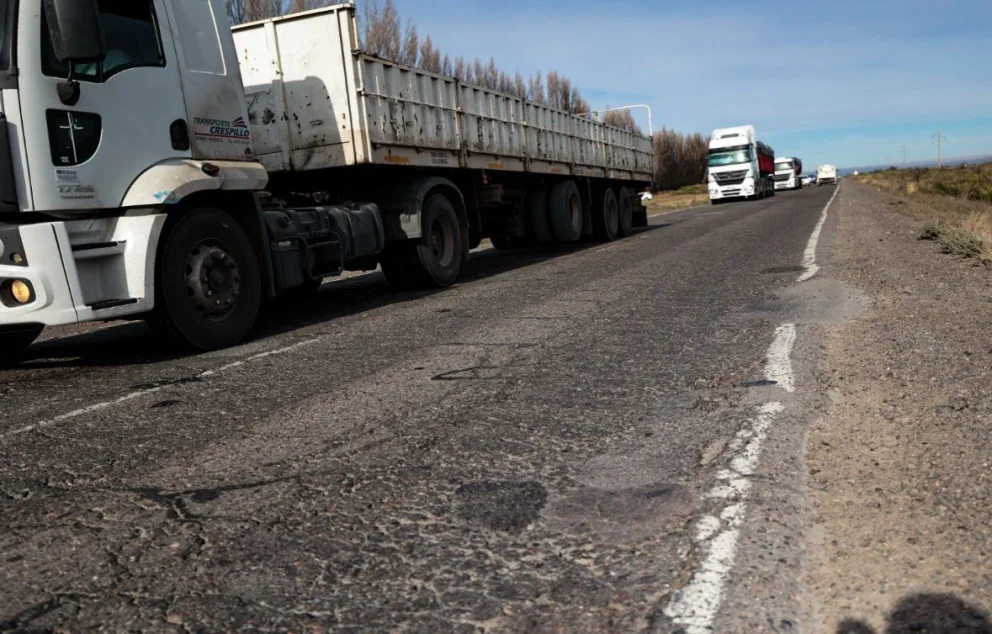 Rutas destruidas por el paso de camiones y vehiculos en la proximidad de Vaca Muerta