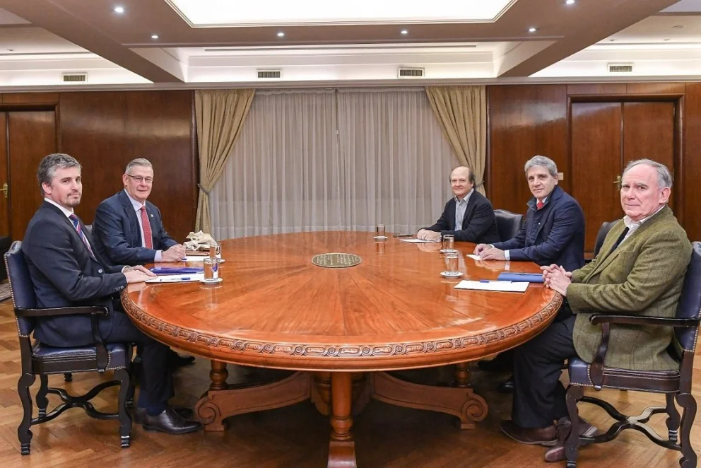 Autoridades de Vicuña junto al ministro de Economía, Luis Caputo, el secretario de Minería de la Nación, Luis Lucero y el secretario coordinador de Energía y Minería, Daniel González, durante una reunión en agosto pasado. 
