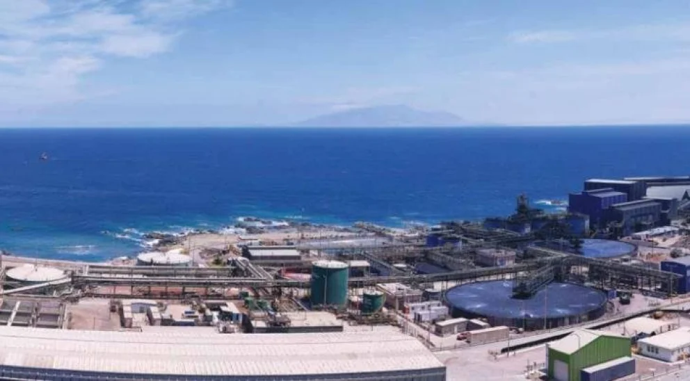 Foto de archivo de la desaladora de Puerto Coloso, Antofagasta, Chile, frente al Pacífico. Crédito: BHP Billiton.