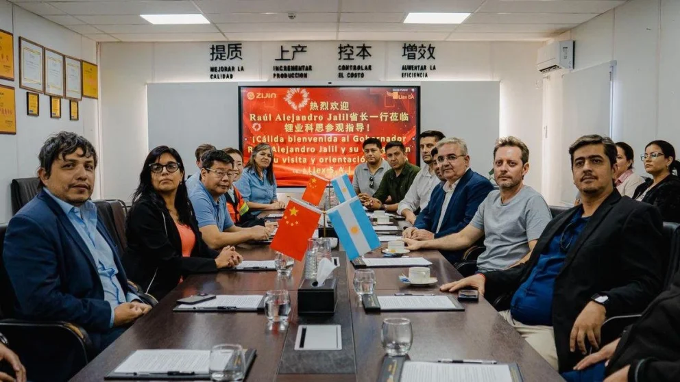 Abril pasado reunión entre autoridades provinciales y Zijin-Liex, donde se abordó la contratación de proveedores locales. La situación empeoró