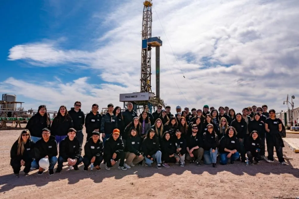 Esta fotografía muestra a estudiantes de ingeniería en petróleo durante una visita a una instalación de perforación en Vaca Muerta.