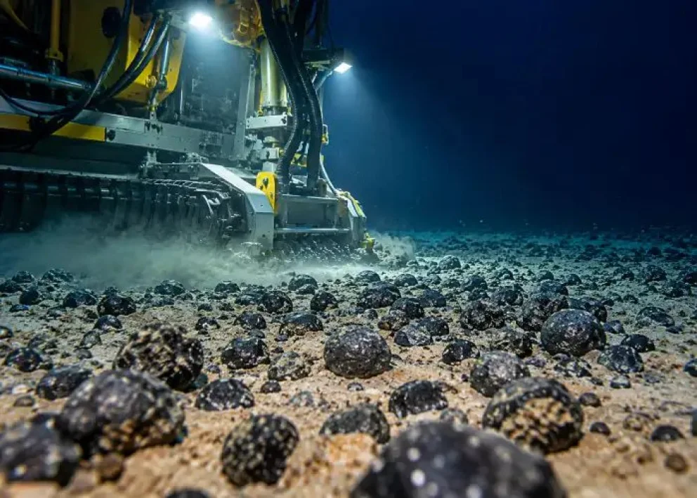 Imagen ilustrativa de la minería submarina en el Pacífico, con equipos de extracción y nódulos polimetálicos sobre el lecho oceánico.