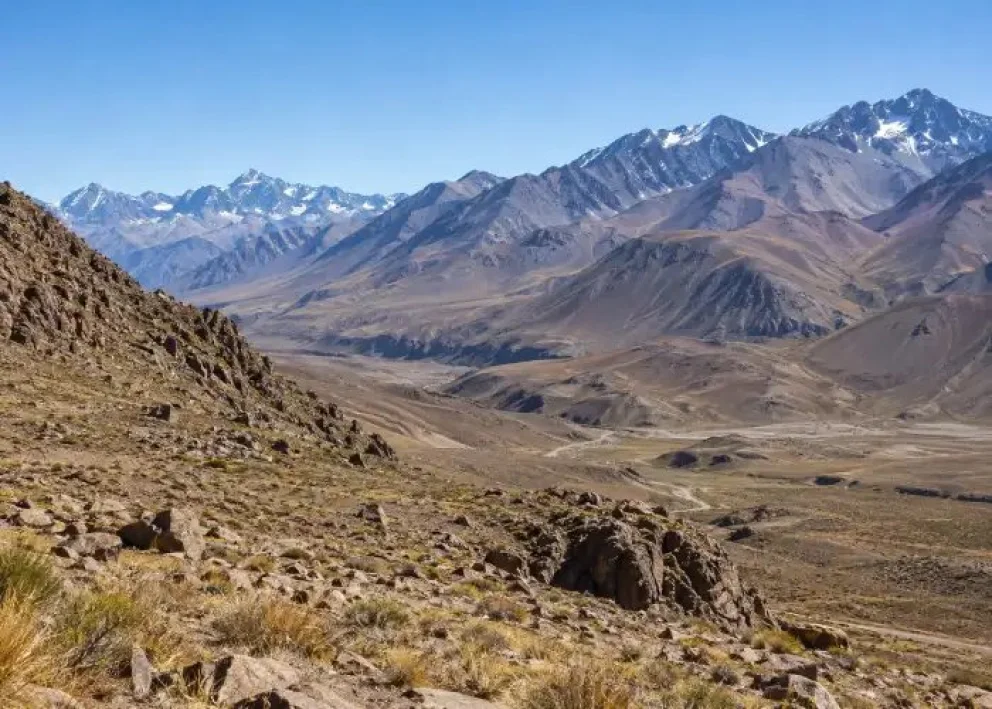 Paisaje cordillerano de Malargüe, Mendoza, donde la provincia revocó dos permisos de exploración minera que abarcan 5.920 hectáreas por incumplimiento de las obligaciones de sus titulares.