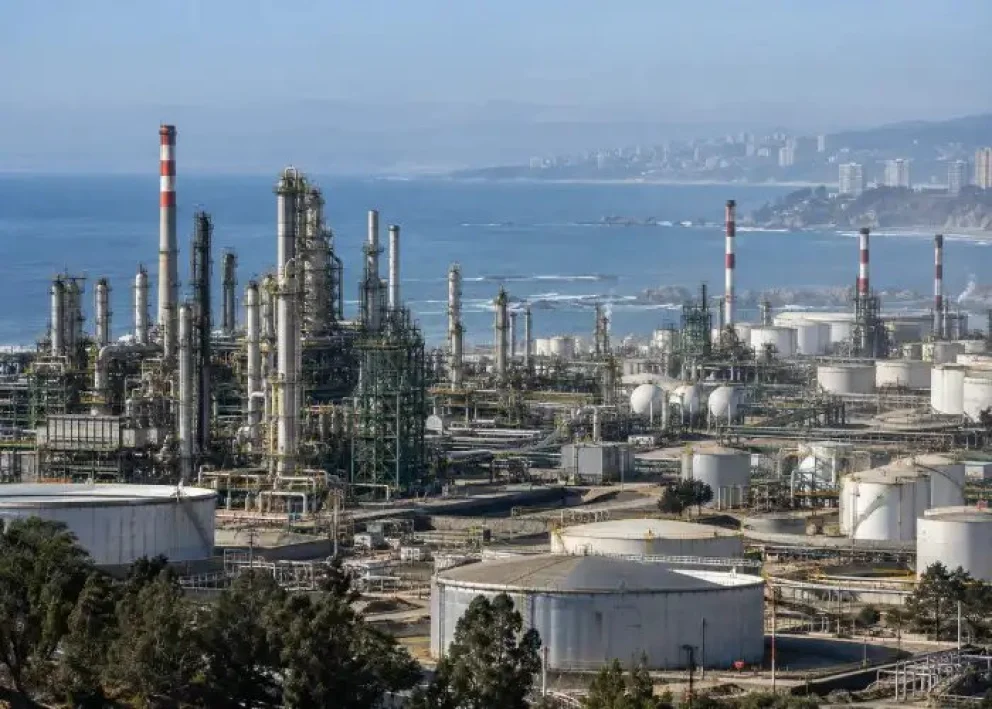 La estatal chilena ENAP enfrenta cargos gravísimos por presunta manipulación y omisión de datos ambientales en su Refinería Aconcagua, ubicada en Concón, Chile.