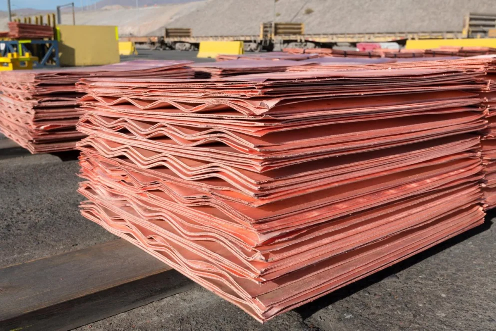 Cátodos de cobre obtenidos mediante procesos de refinación, preparados para su comercialización y exportación a los mercados internacionales.